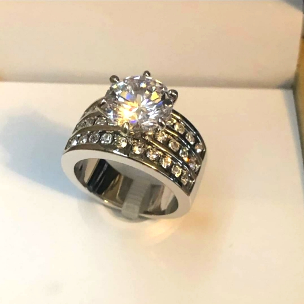 Beautiful Ring size 5